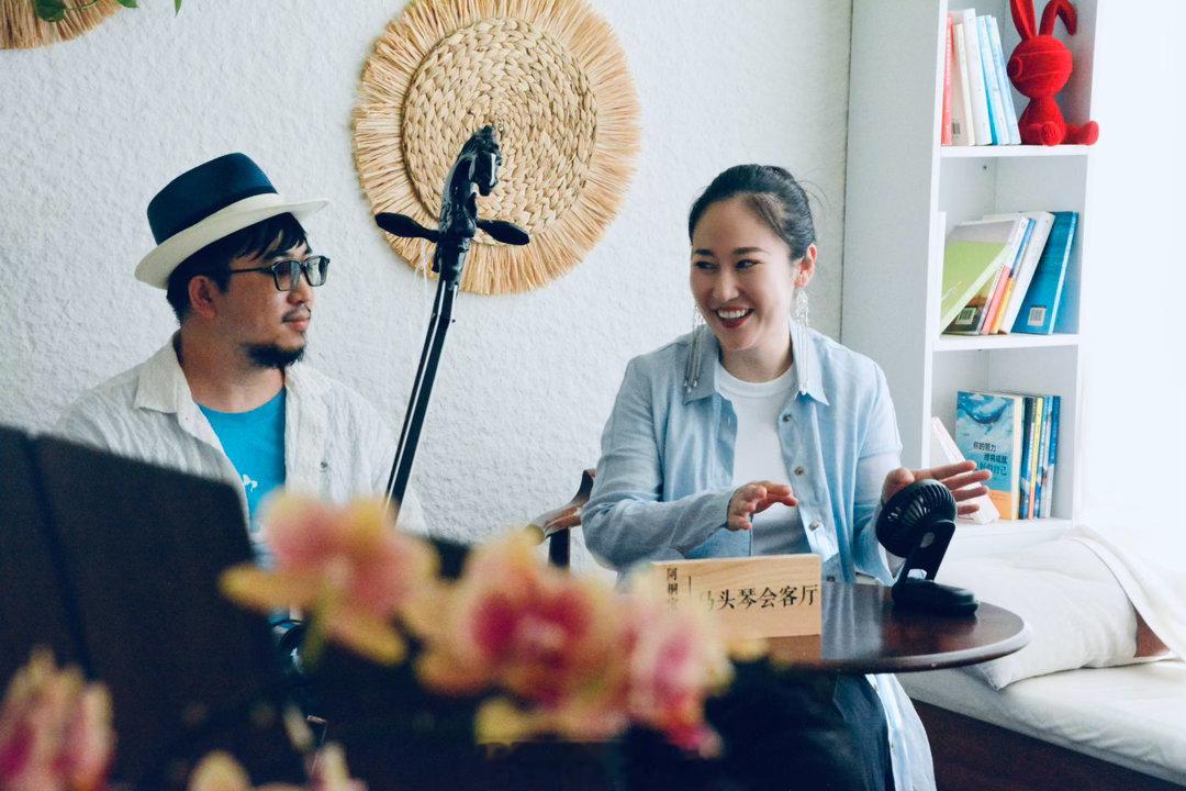 7月5日下午，《都市游牧疗愈》马头琴与蒙古长调工作坊。我和都丽娜在咖啡馆场景中，