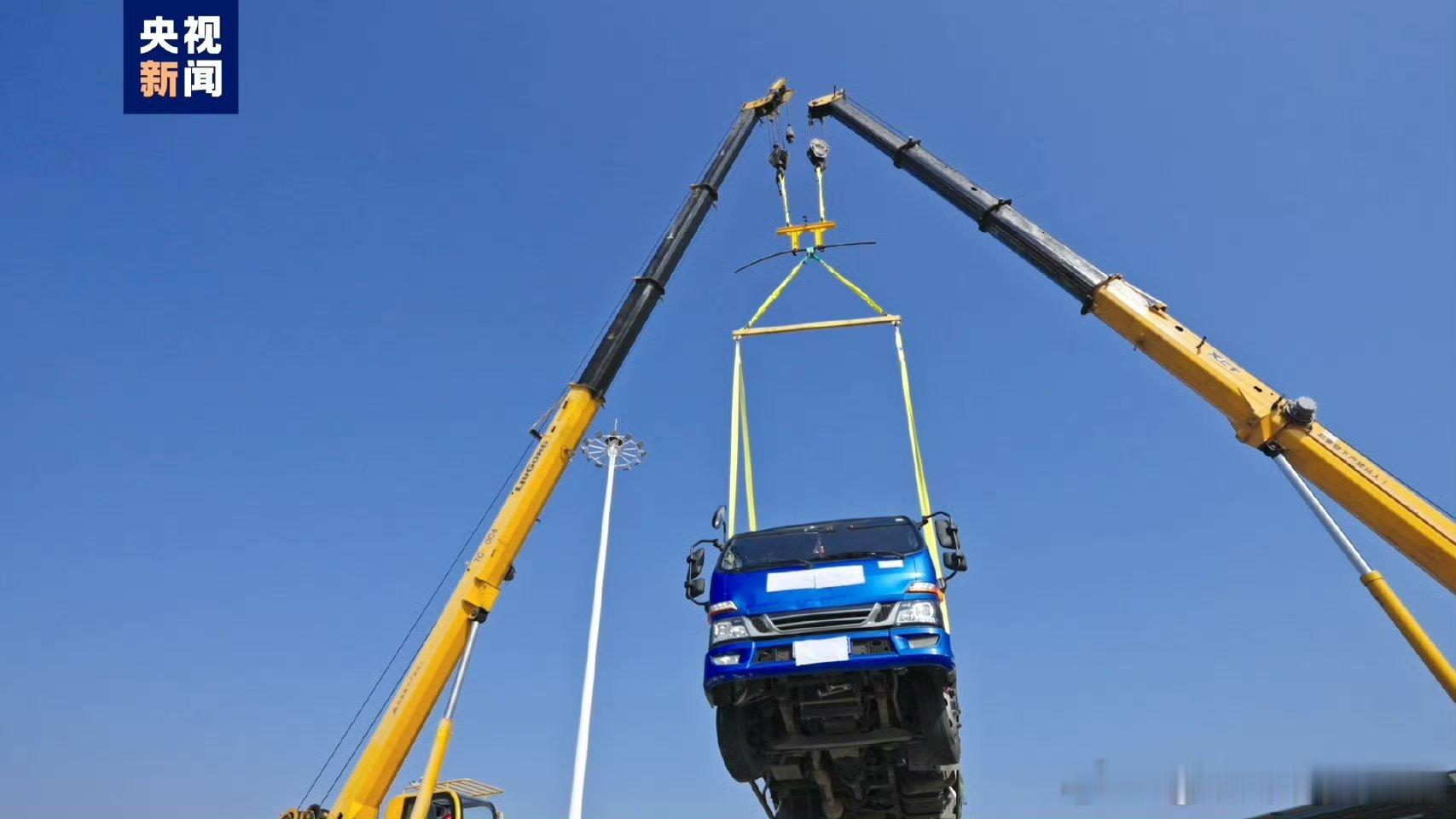 央视探厂极氪7X那根能吊卡车的“金箍棒”真的很直观，这下才明白车身安全的差距不是