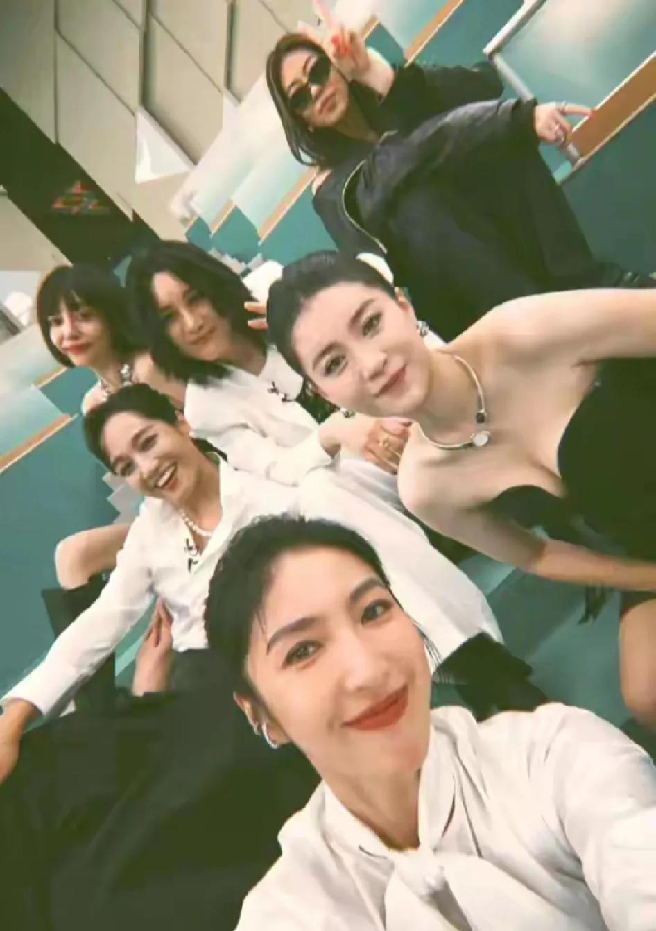 美女群中
一眼就看中了朱丹
果然，笑的魅力不可小看
朱丹的笑，永远那么有治愈力
