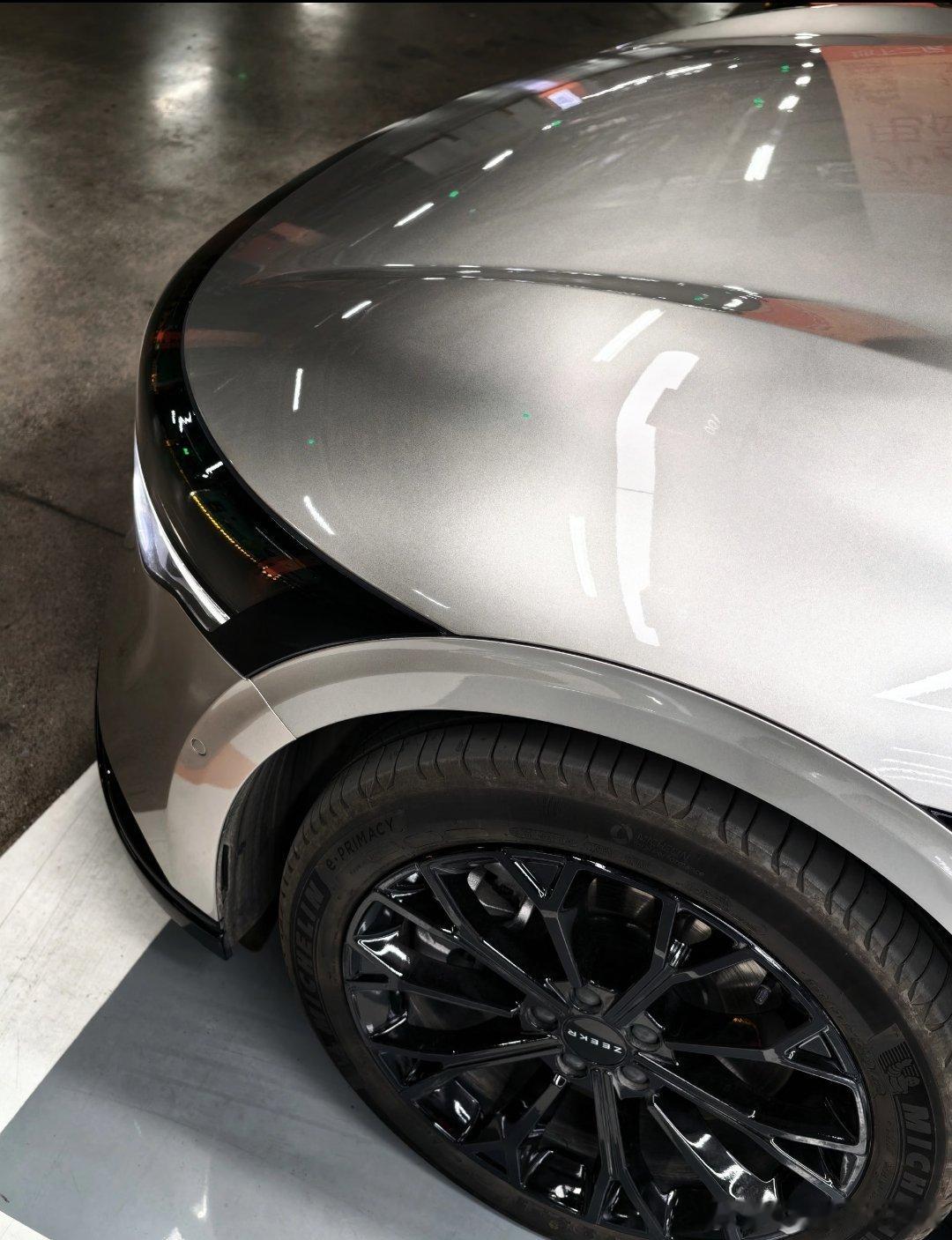 "老小区线路检修，极氪秒变应急供电站"。连接插排，笔记本持续工作，冰箱照常运转，