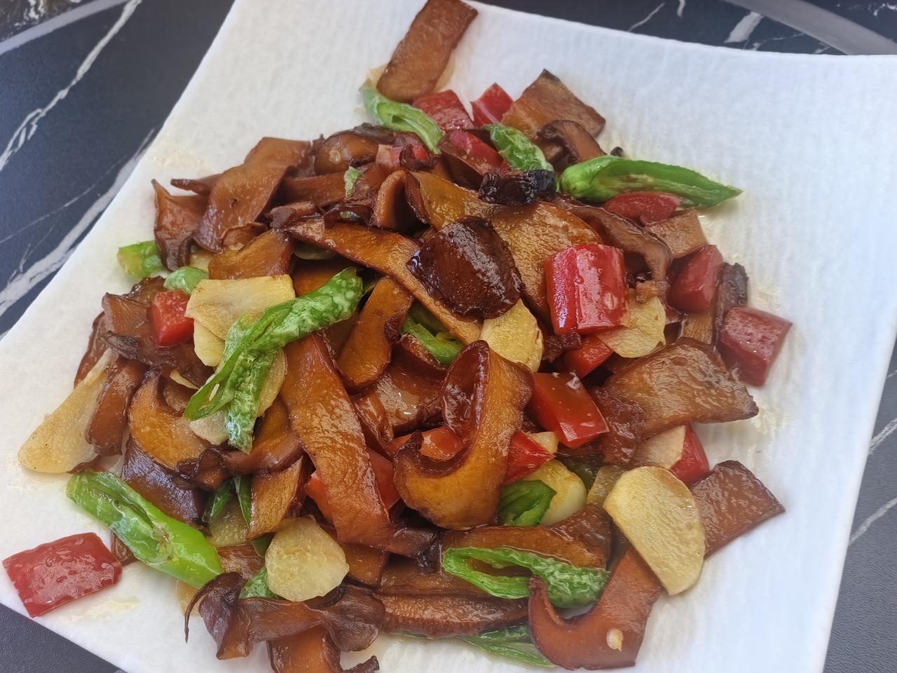 民以食为天，对于一个吃货来说，每到一个地方就想尝尝当地的特色美食，以饱口福。
炒
