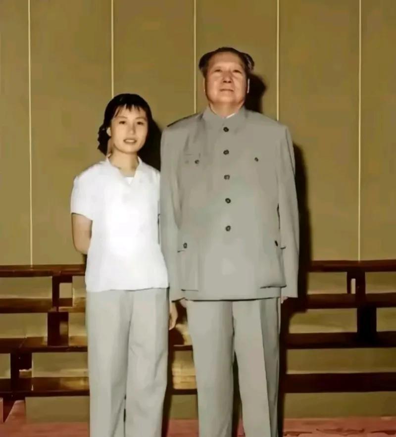 能够站在毛主席身边真的是太幸福了。照片中，这名女子能够有幸和毛主席合影，这可不是