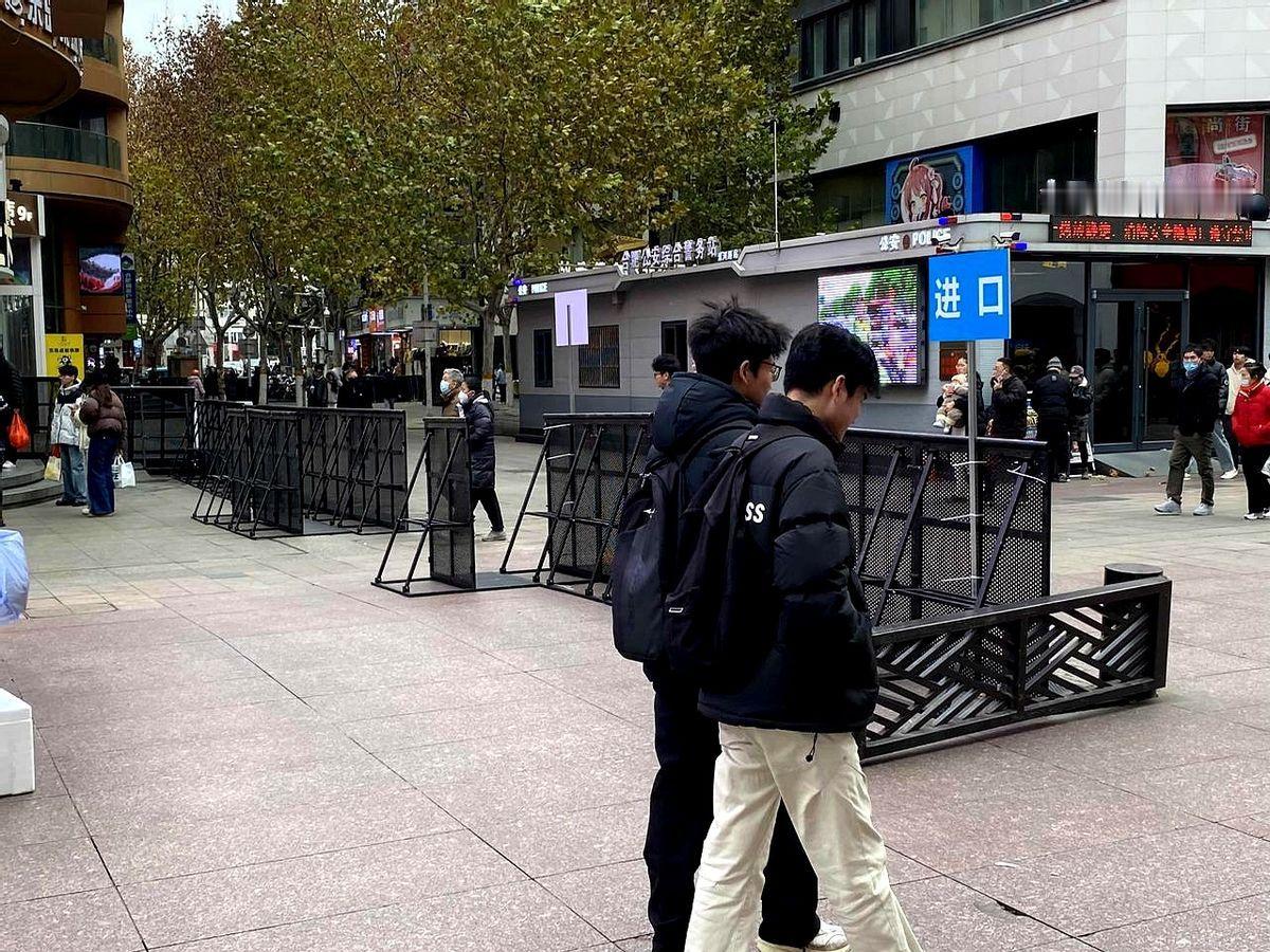 合肥人跨年想热闹基本锁定淮河路步行街,今年热度更上一格,官方口径直接祭出限流神器