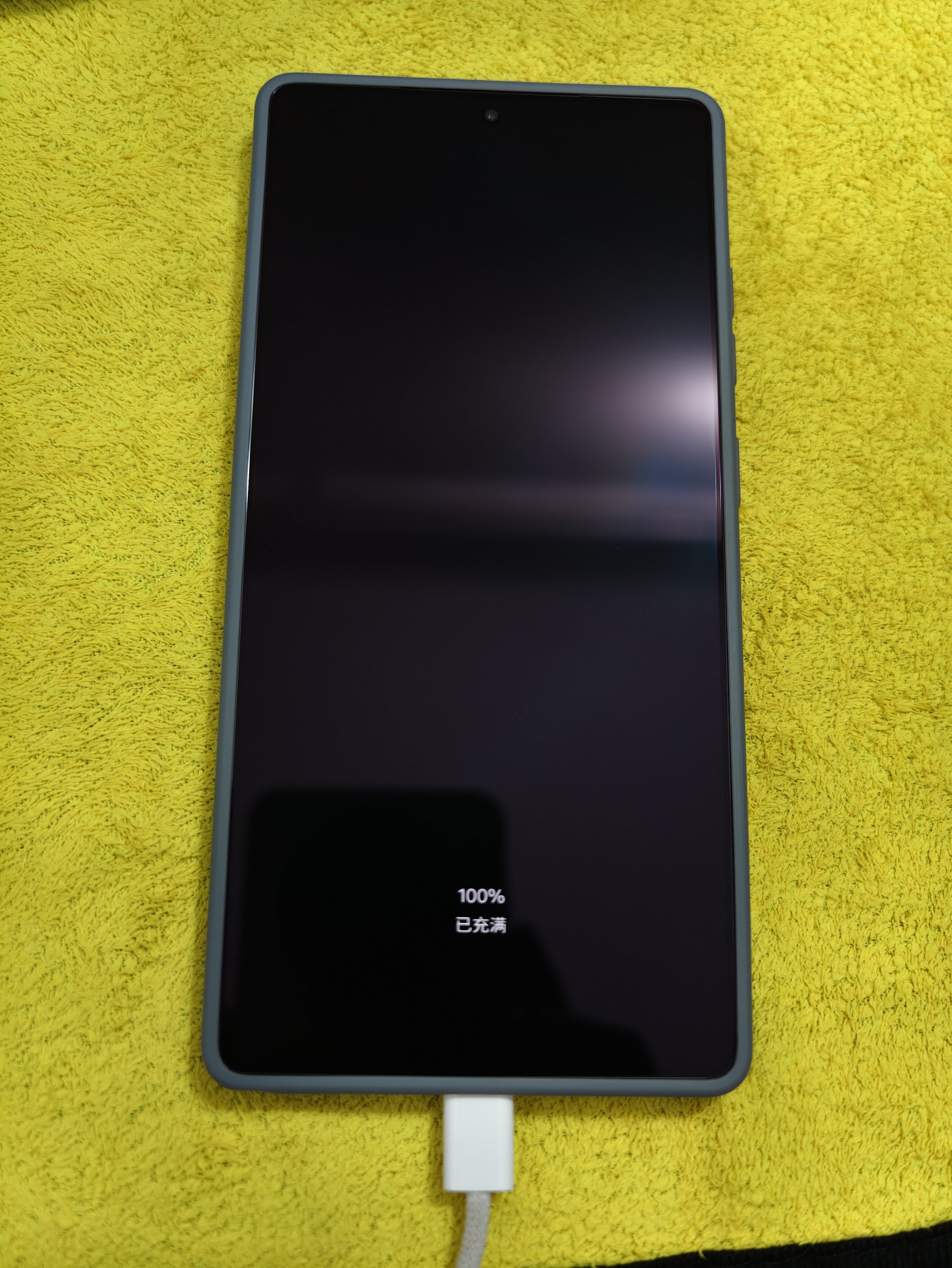 三星 S25 Ultra 013，摄像头区域精孔式设计开孔，牢牢环绕，好看又有基