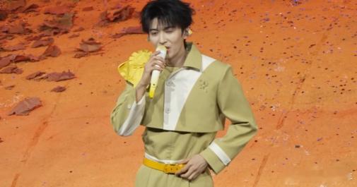 赵小童直播 啊啊啊！赵小童直播时的舞蹈太有魅力啦！虽然动作不是特别复杂，但每一个