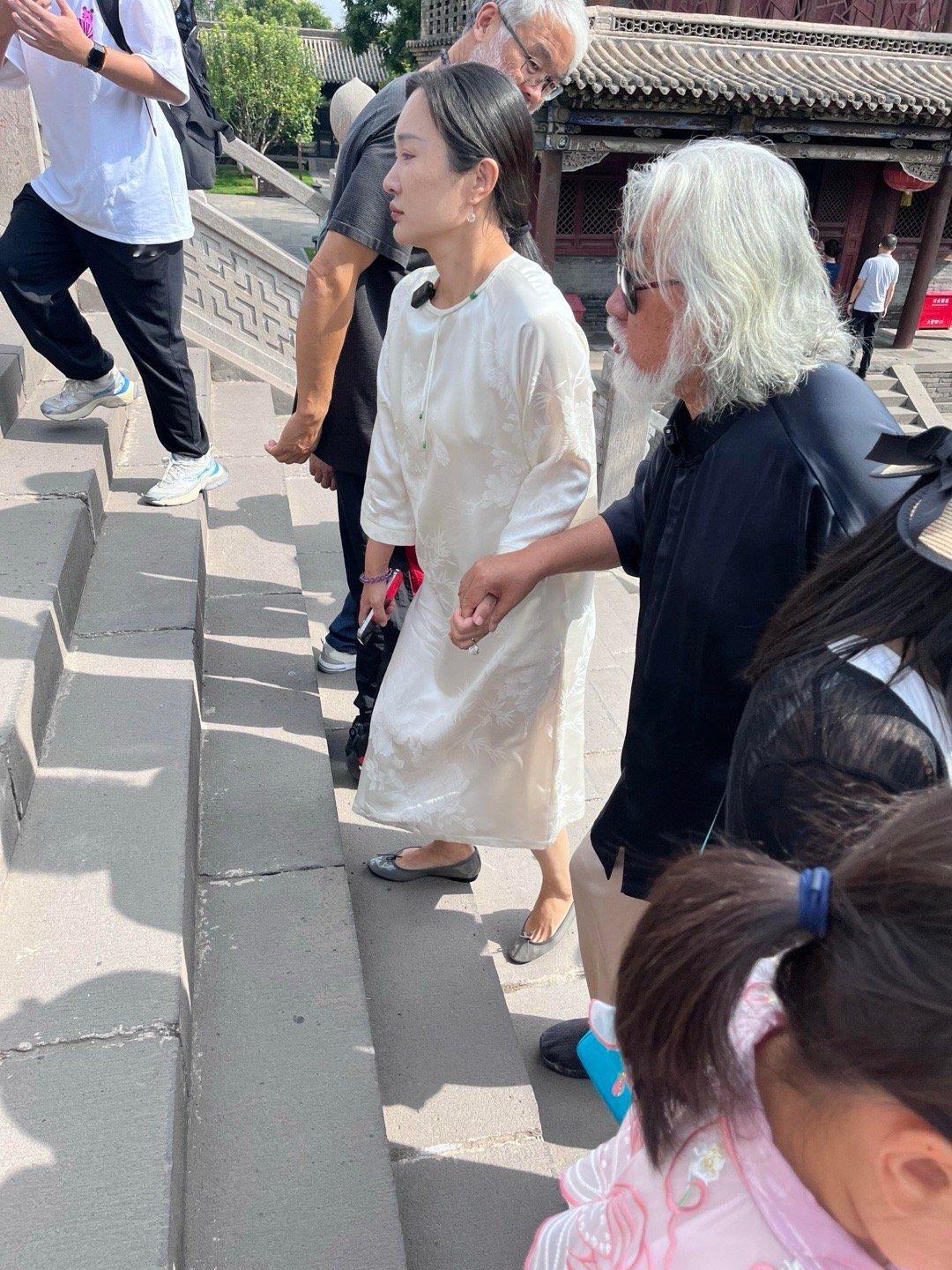 张纪中和杜星霖这对老夫少妻是真的恩爱 网友华严寺偶遇张纪中和妻子杜星霖，大爷看张