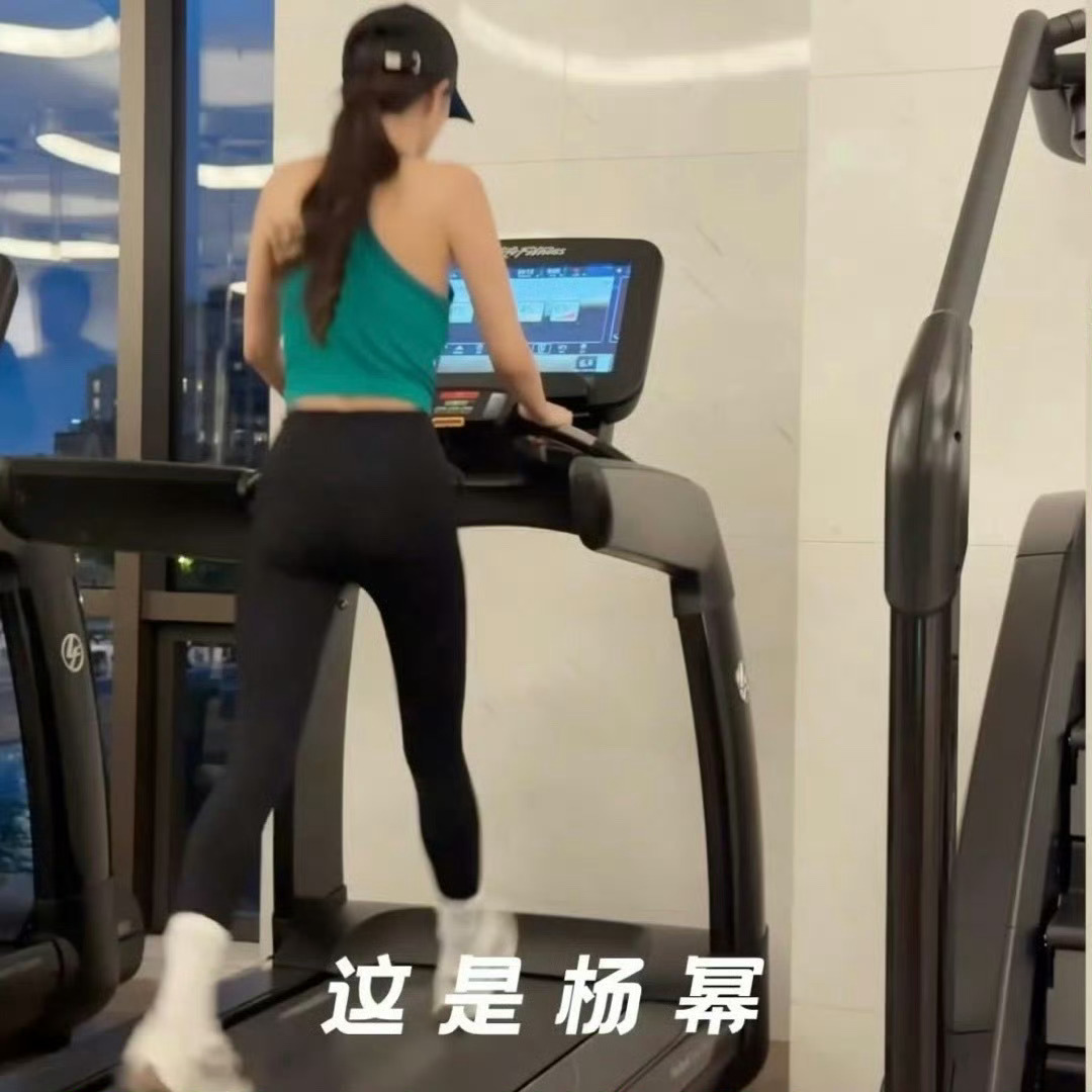 杨幂做卷腹好轻松杨幂的身材好好啊，这么瘦身材也这么好！好自律好卷 ​​​