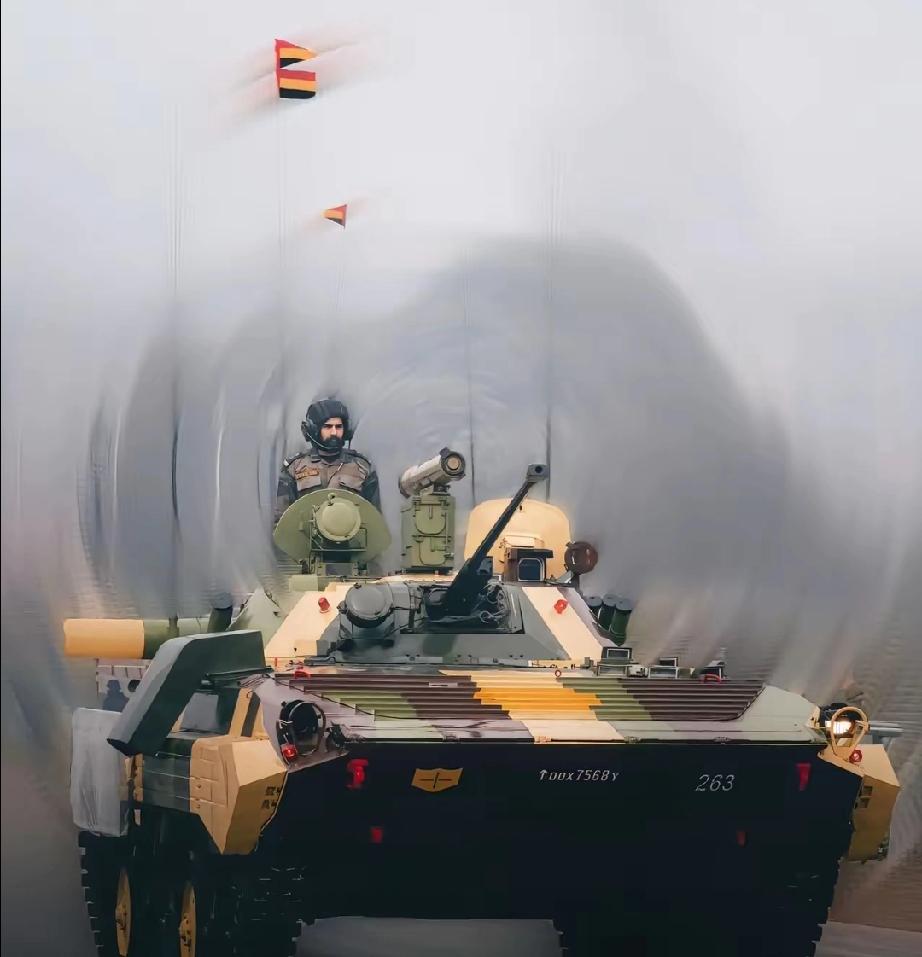 开着专业的两栖浮渡步兵战车，印度陆军装甲团BMP2在河里竟然沉了，一名印度士兵逃