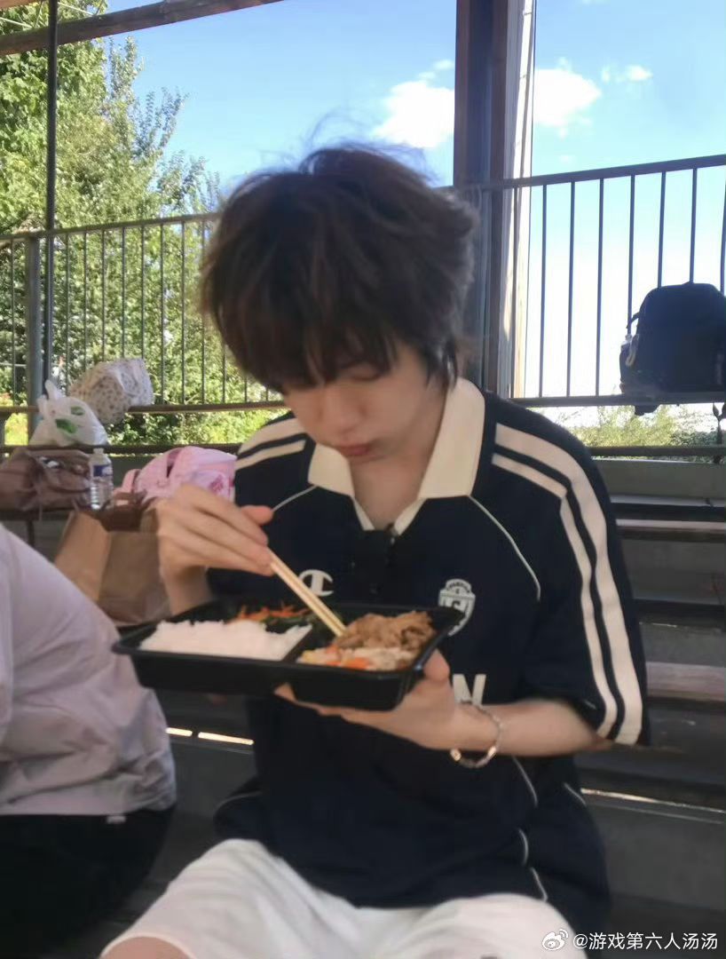 小落看九门被饿死鬼传染了电子榨菜来了~小落表示看九门被饿死鬼附体似的！ 