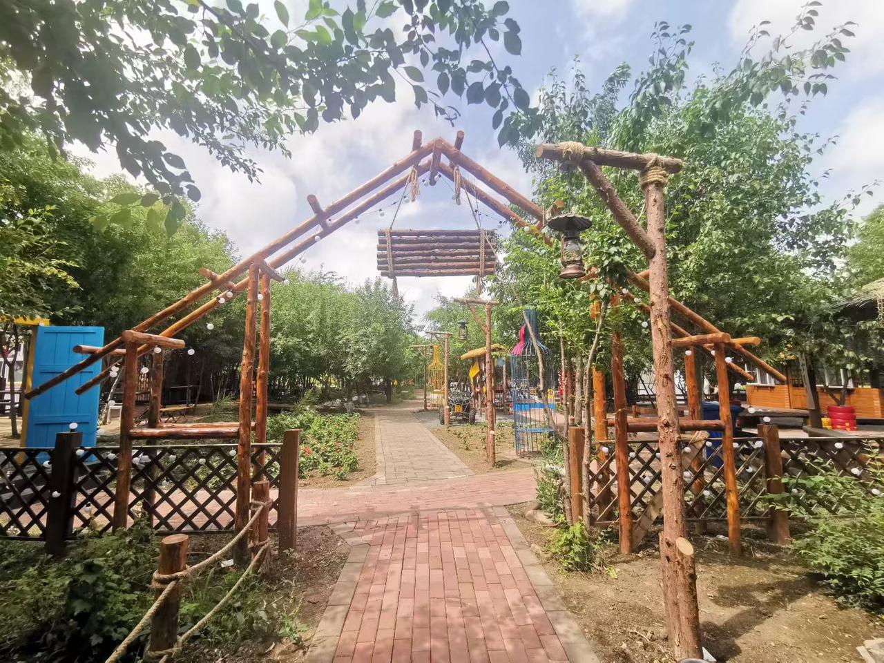 夏日生活打卡季 夏日躲进乡村小院，那叫一个清净优雅。一方小院，足以纳下清凉。
院
