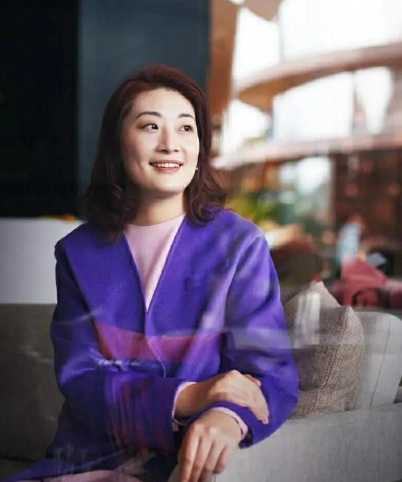 宗馥莉挺可怜的，从小和父亲一起吃苦，长大后还要吃外室的苦。
回顾这一段话，就明白