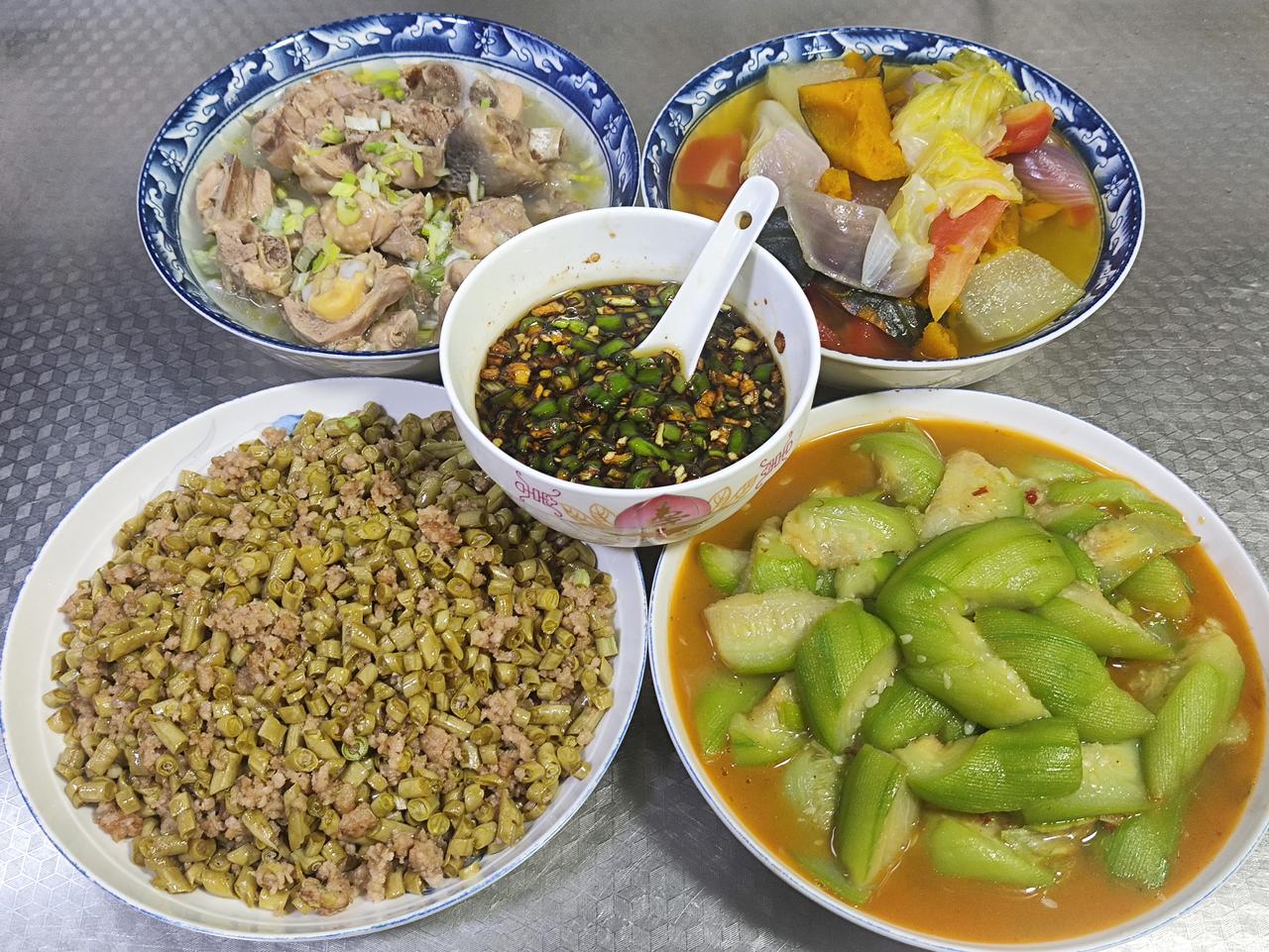 六月十四日午餐分享。
炖煮的鸡肉搭配青辣椒蘸水，烧丝瓜美味可口，肉末炒泡豇豆开胃