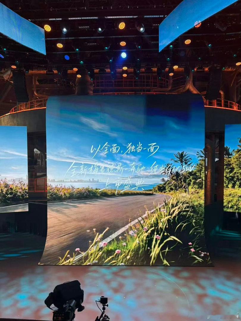 纯电GLC太全面了 深夜加班后，你疲惫地靠在座椅上，它用氛围灯和轻柔音乐抚慰你。