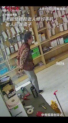 河南洛阳，一老人的手机坏了着急要用，但身上钱不够，她来到一手机店门口，犹豫了一下