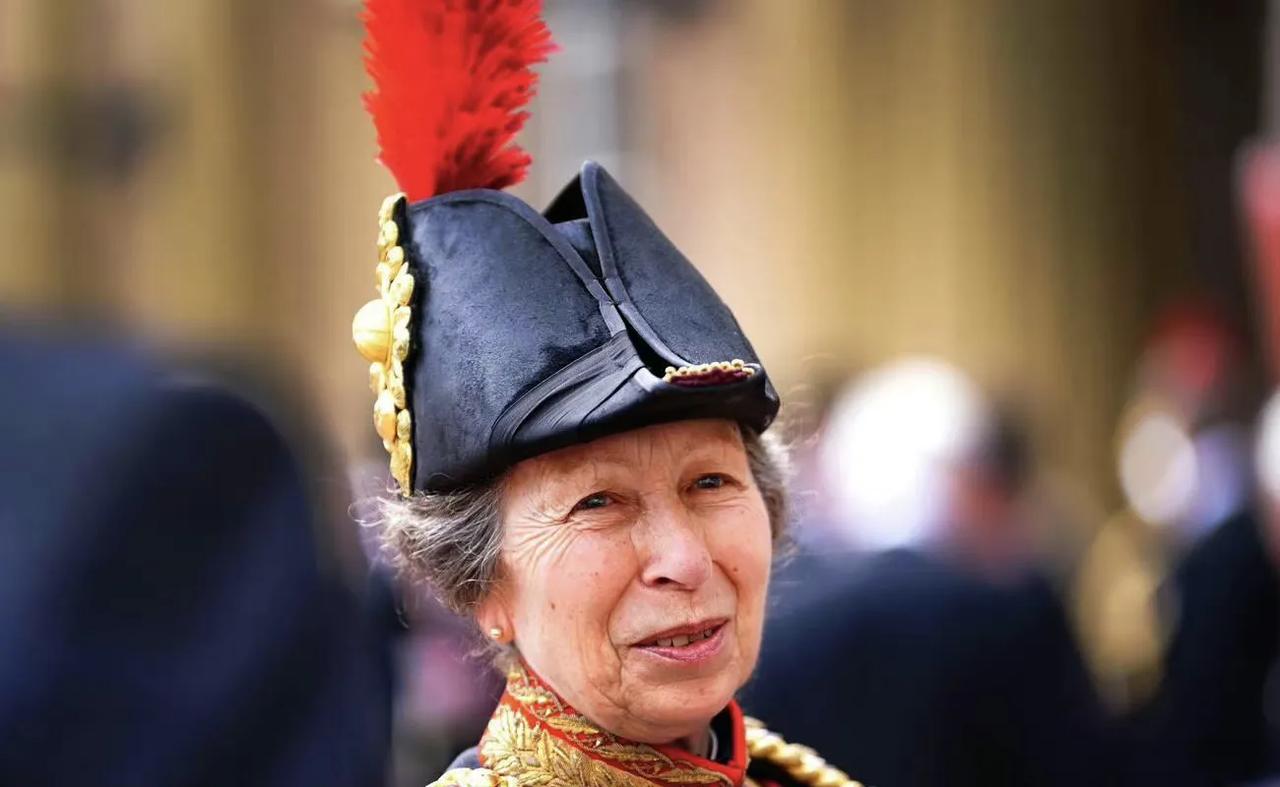 开心极了！安妮长公主也很爱国王哥哥，英国王室官宣，安妮长公主正式被她哥哥任命为私