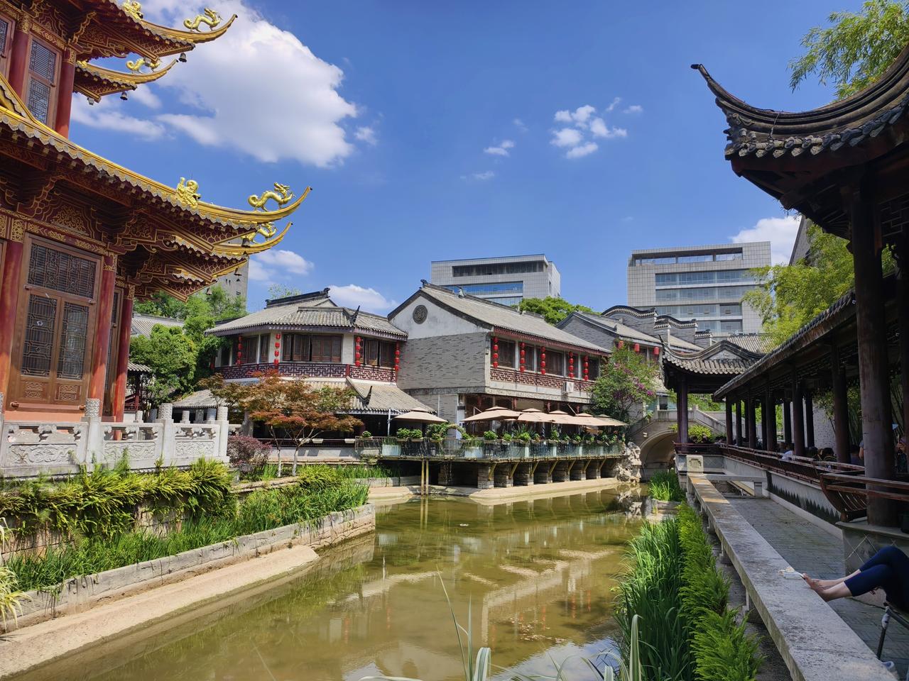 在中国传统观念中，讲究一个孝道，百善孝为先嘛。

说起孝敬父母，熟悉的歌声响彻在