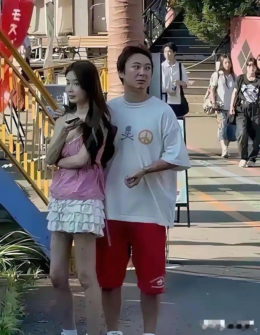 他年龄也不小了，怎么还不结婚呢？ 