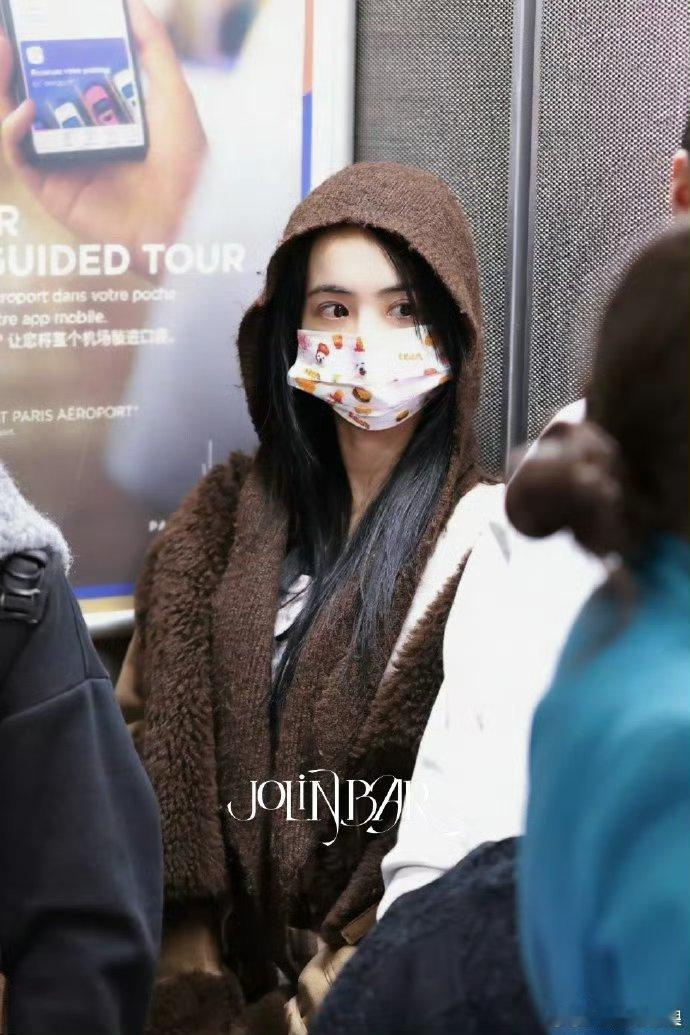 蔡依林巴黎接机高清美图15小时长途飞行落地巴黎！姐状态也太能打了吧！高清生图怼脸