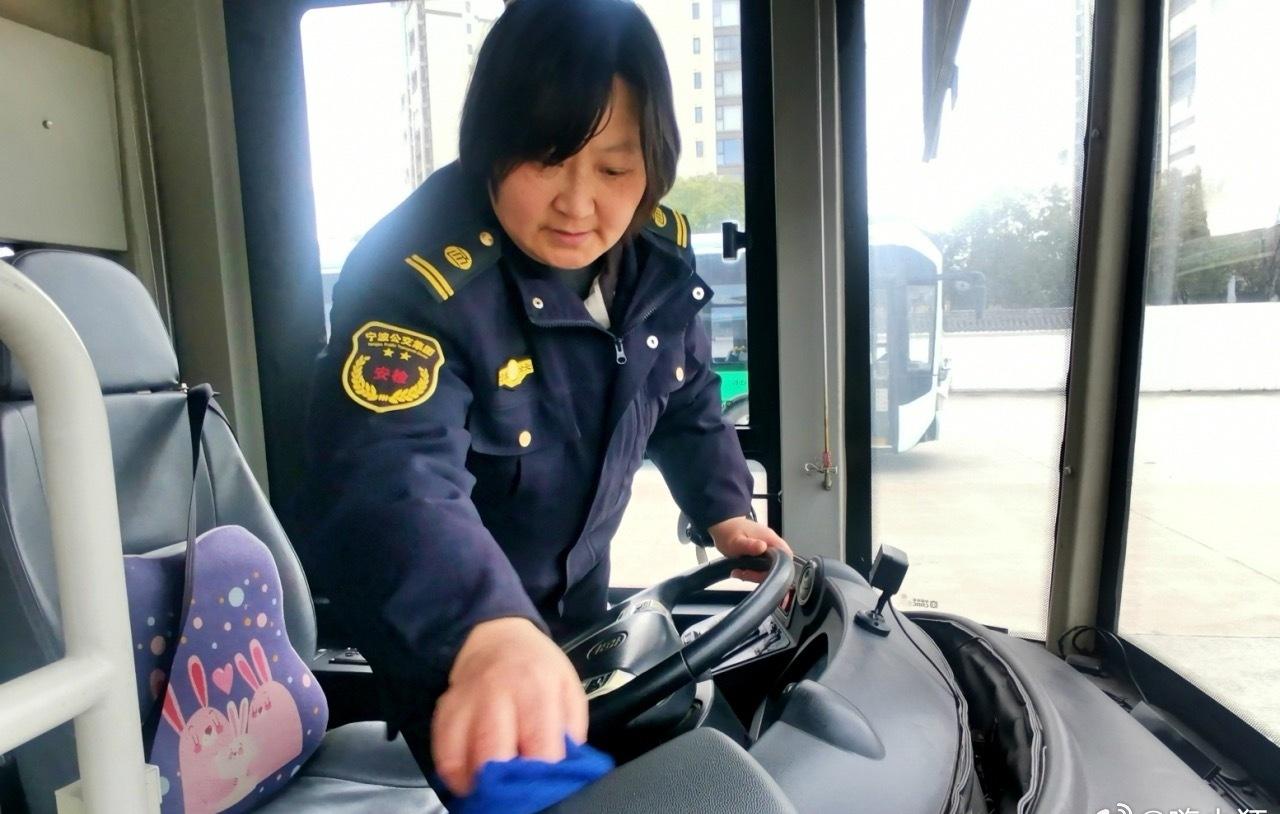 宁波公交驾驶员徐晶深耕岗位29年，驾驶238路近20年，是公司工龄最长的女驾驶员