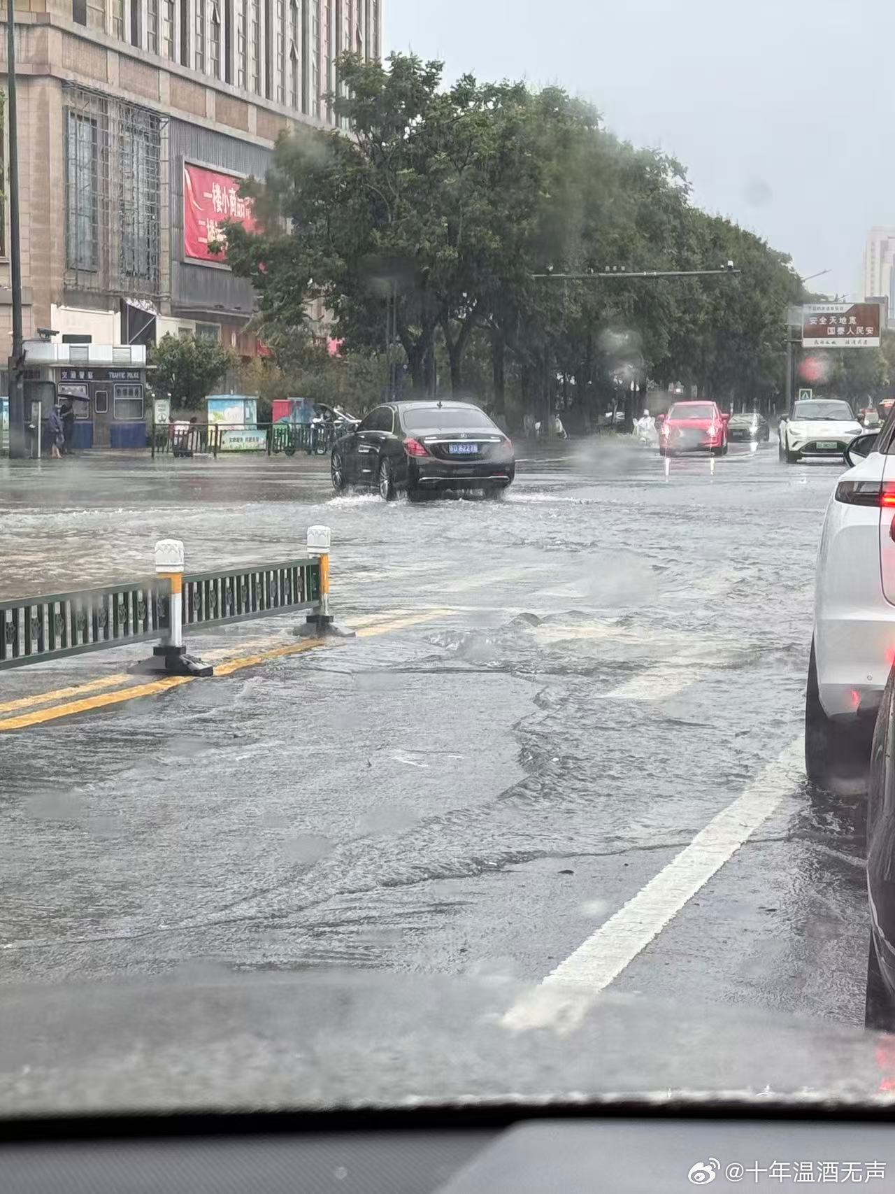 白海豚 上班 这么大的雨，路上这么多积水，我还以为默认今天不上班呢，起码上午不用
