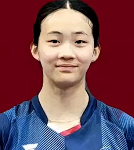 母亲是前国手
退役后
放弃中国籍
15岁的她连斩中韩新星
获冠军
WTT青少年常