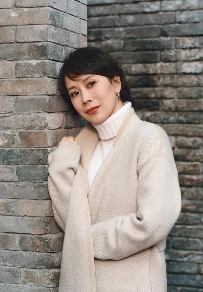 46岁海清剪短发后，这气质直接“杀疯”了！
 
谁能想到海清换个短发，把秋冬氛围