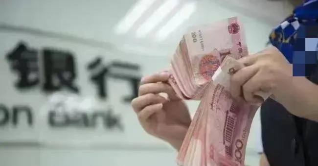 陕西咸阳，一女子去银行，准备汇钱给男房东。不料银行工作人员竟然将女子的一月房租1