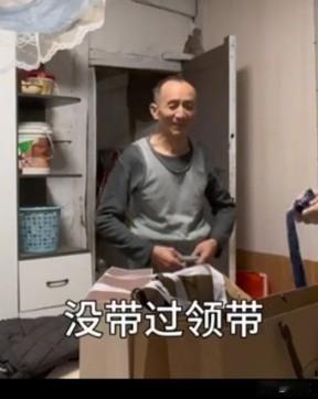 随手拍（一）
记录中老年人的日常点滴！
图片一：体验一下西装革履
图片二：街头采