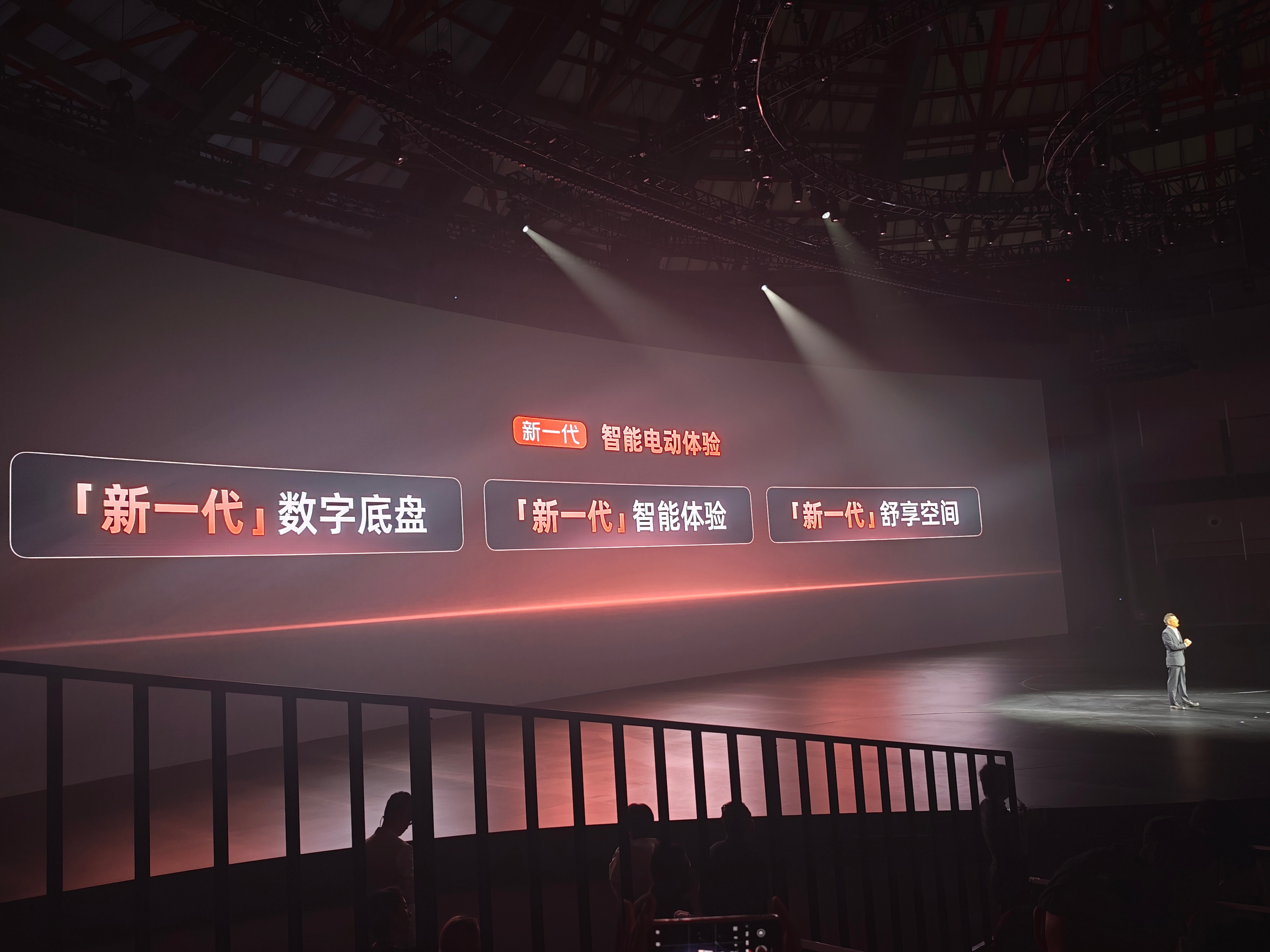 #智己ls6# 超级大五座智能SUV，新一代智己LS6新一代灵蜥数字底盘、新一代