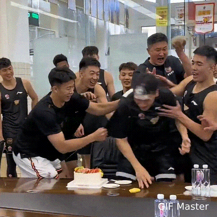 氛围真的好！杜润旺过生日，兄弟们好好给他过了一个难忘的生日！

杜锋指导先是奖励