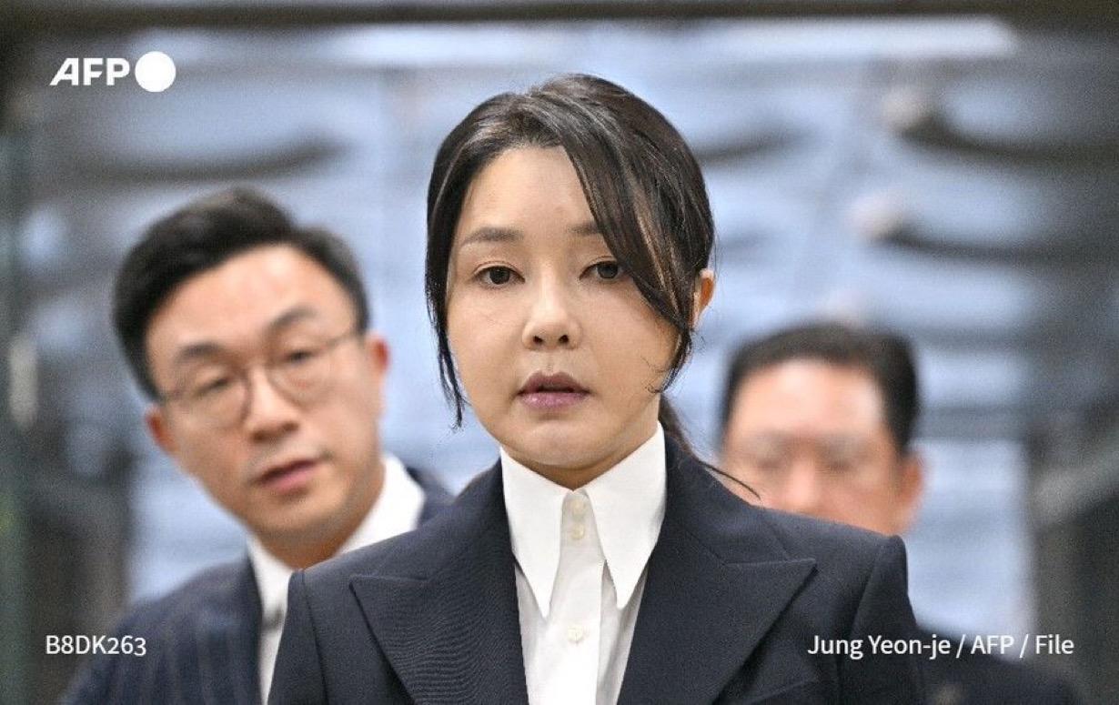 韩国法院判处前第一夫人金建希在贪污罪已服刑基础上，因“职位换礼品”受贿丑闻再判七