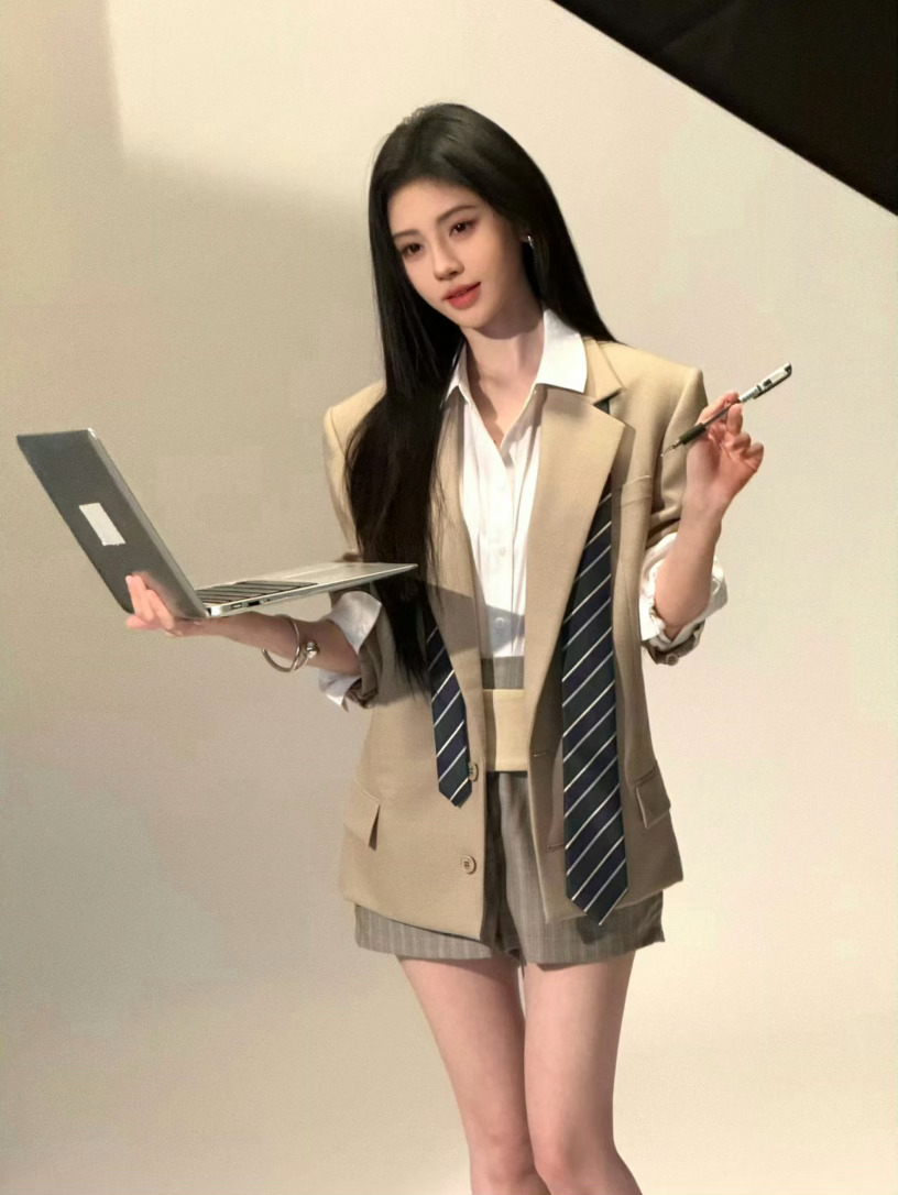 鞠婧祎发了一个表情包鞠婧祎思考emoji 微博营业的最高境界——一个字不说，全靠