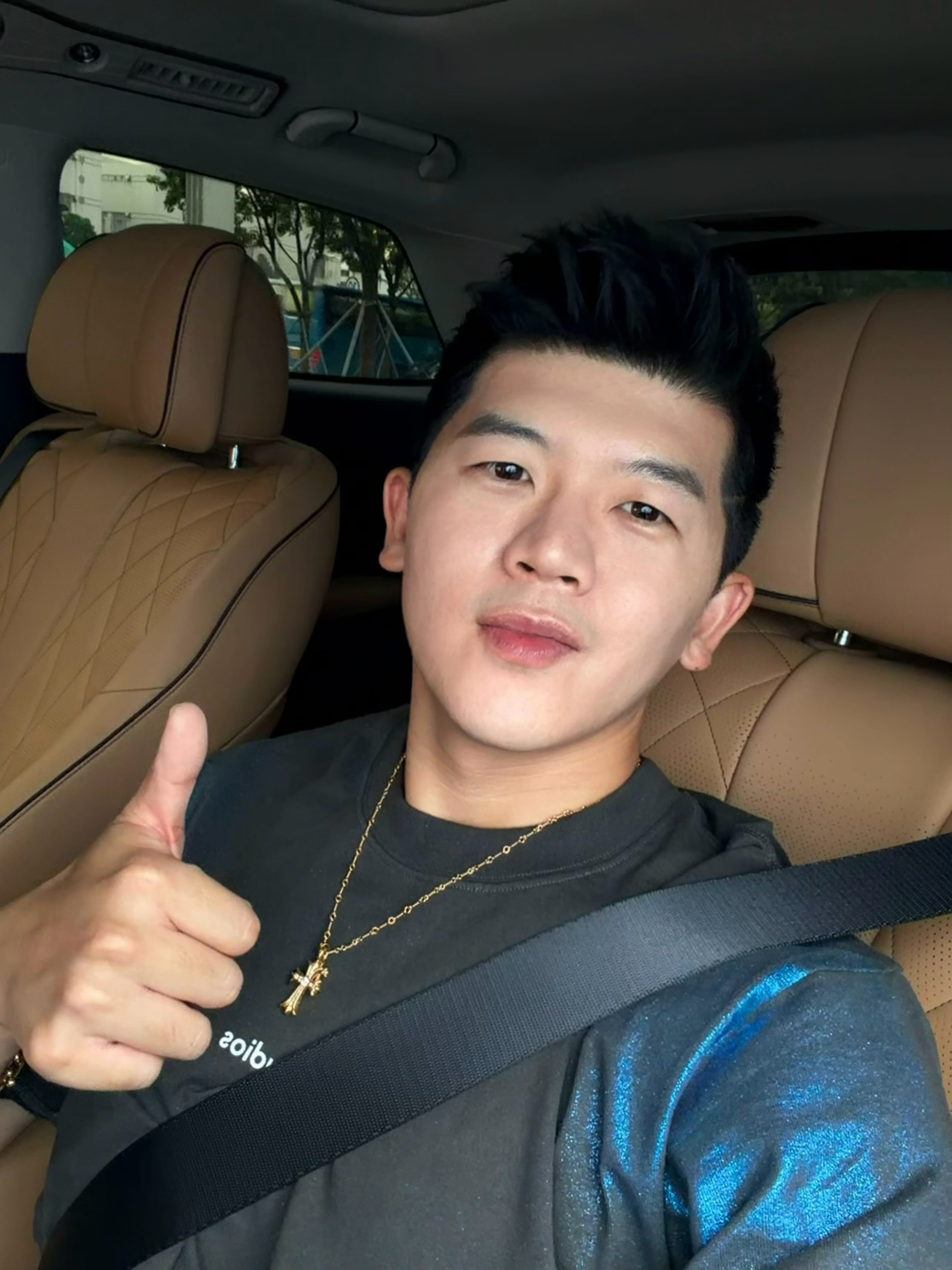出门整饭局了，媳妇说我穿的越来越中登了，今天特意穿了一件年轻感的衣服！ 