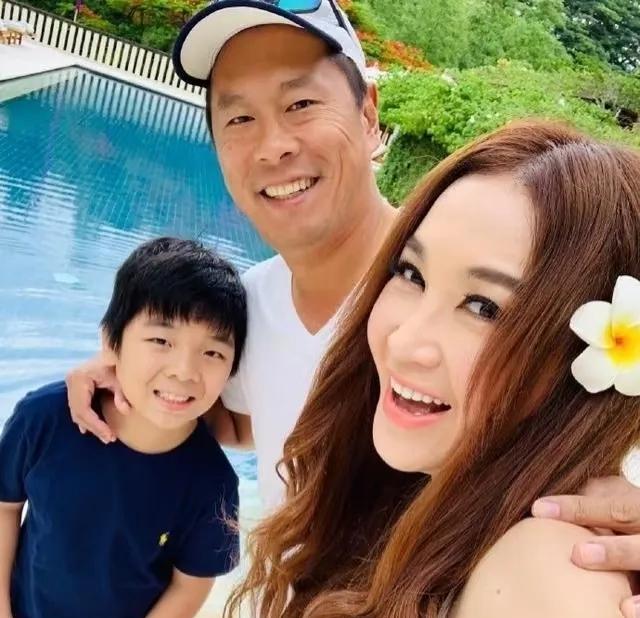 温碧霞看起来好年轻漂亮,看起来像18岁姑娘，带老公看张学友演唱会，好恩爱啊，夫妻