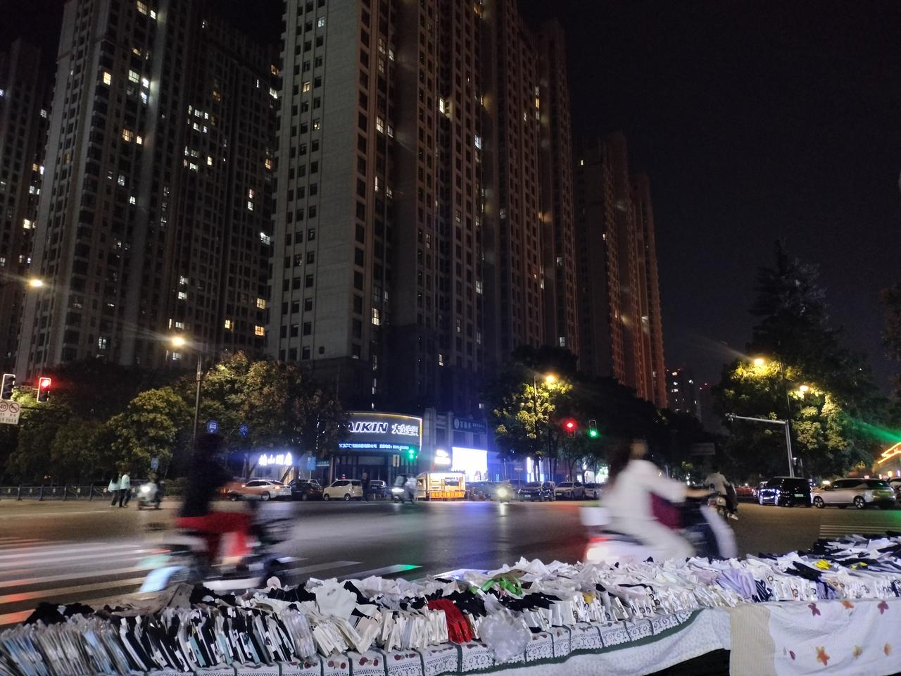 为什么别人摆摊累到崩溃，我摆摊越干越轻松？
 
很多摆摊的同行都抱怨，出摊受罪、