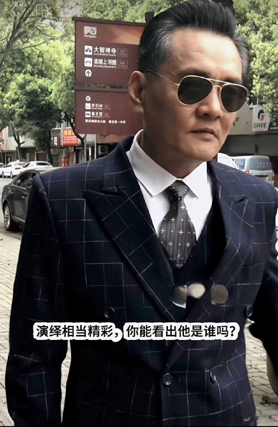 他虽然作品不多，
但演的一个角色，
就让人过目不忘。
演绎相当精彩，
你能看出他