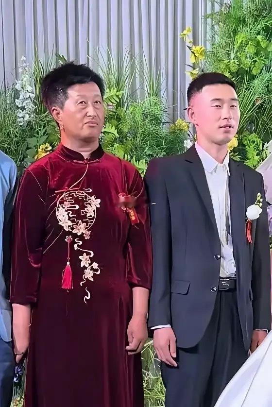 幸好她穿的是旗袍，要不然都没有认出来她是婆婆 