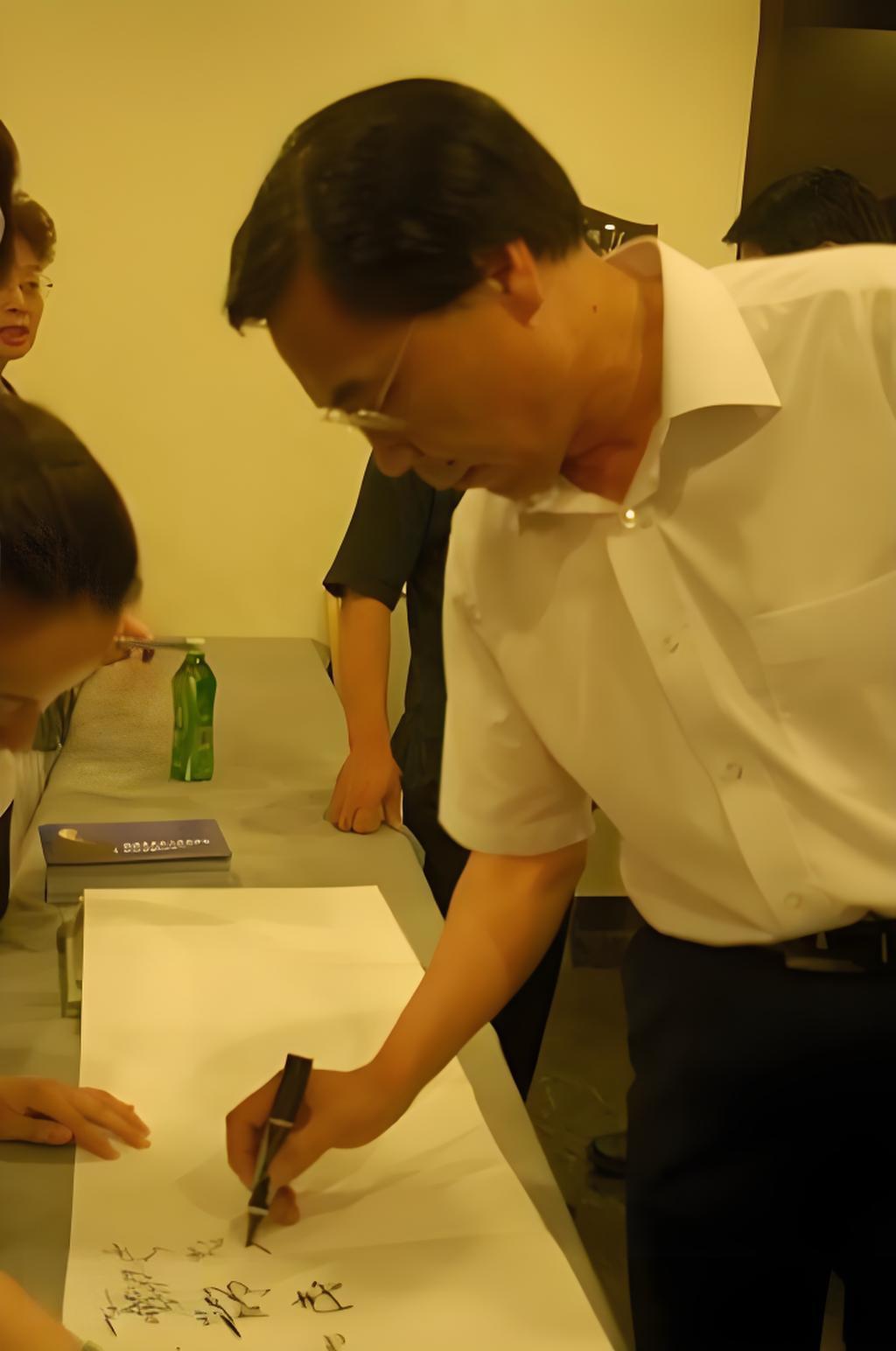 笑林参加侯耀文的追思会，一张罕见的留影，这张照片拍摄于2007年7月8日下午，地