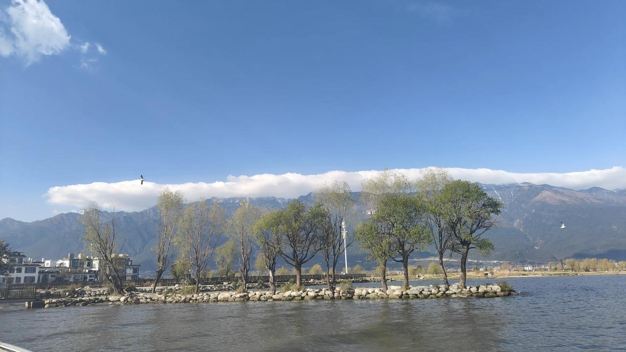 海西马久邑村，富美邑，下波朋村一路安静美好，骑行有各种车子，如果洱海很美，60％