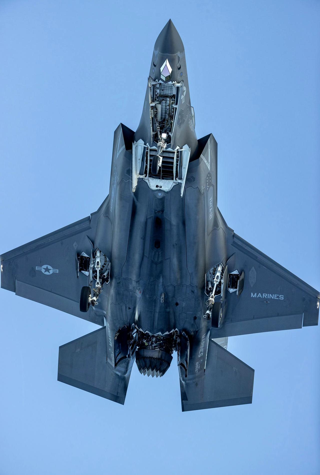 美国F-35战机在阿曼湾遇险，目前仍不知道紧急降落有没有成功。

5月10日伊朗