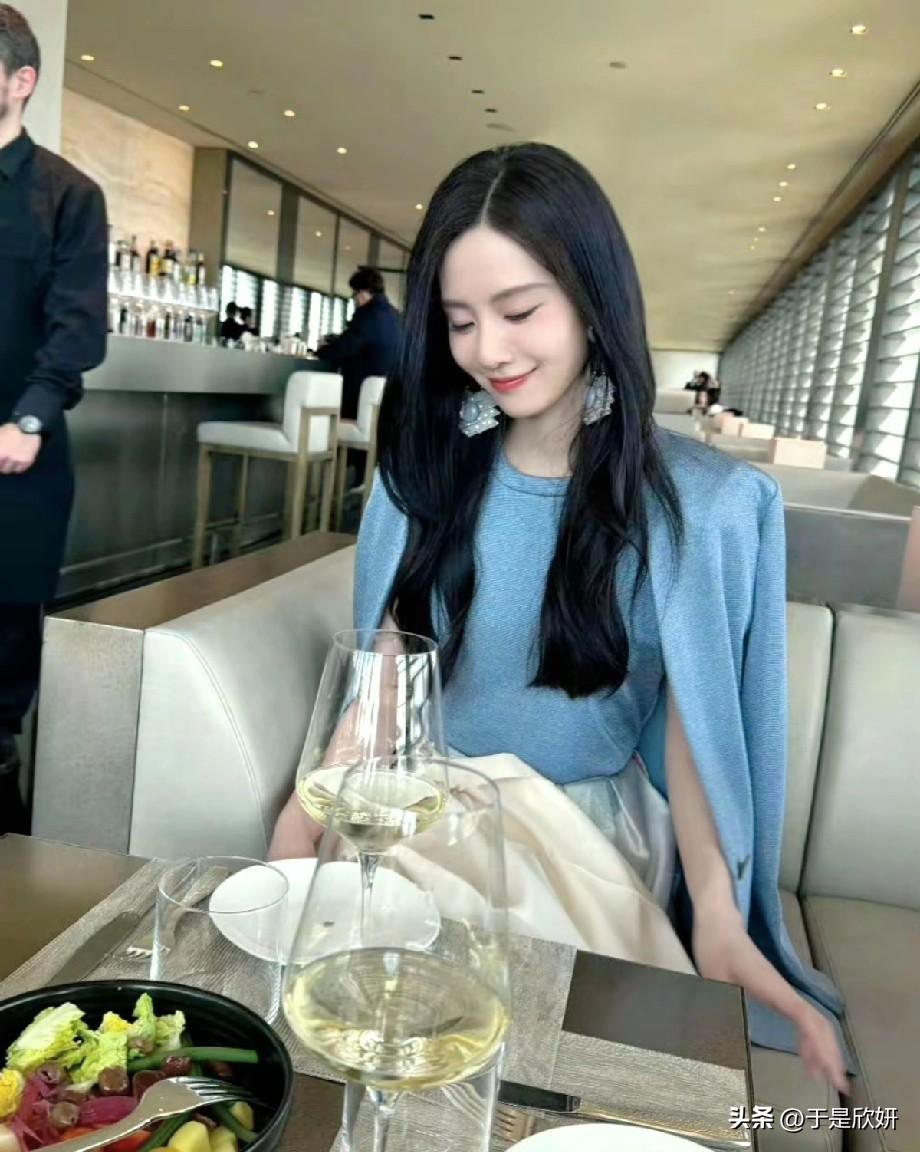 刘诗诗现身高级餐厅被拍，蓝白穿搭温柔又显贵，网友：她的美从来不用力
 
 
刘诗