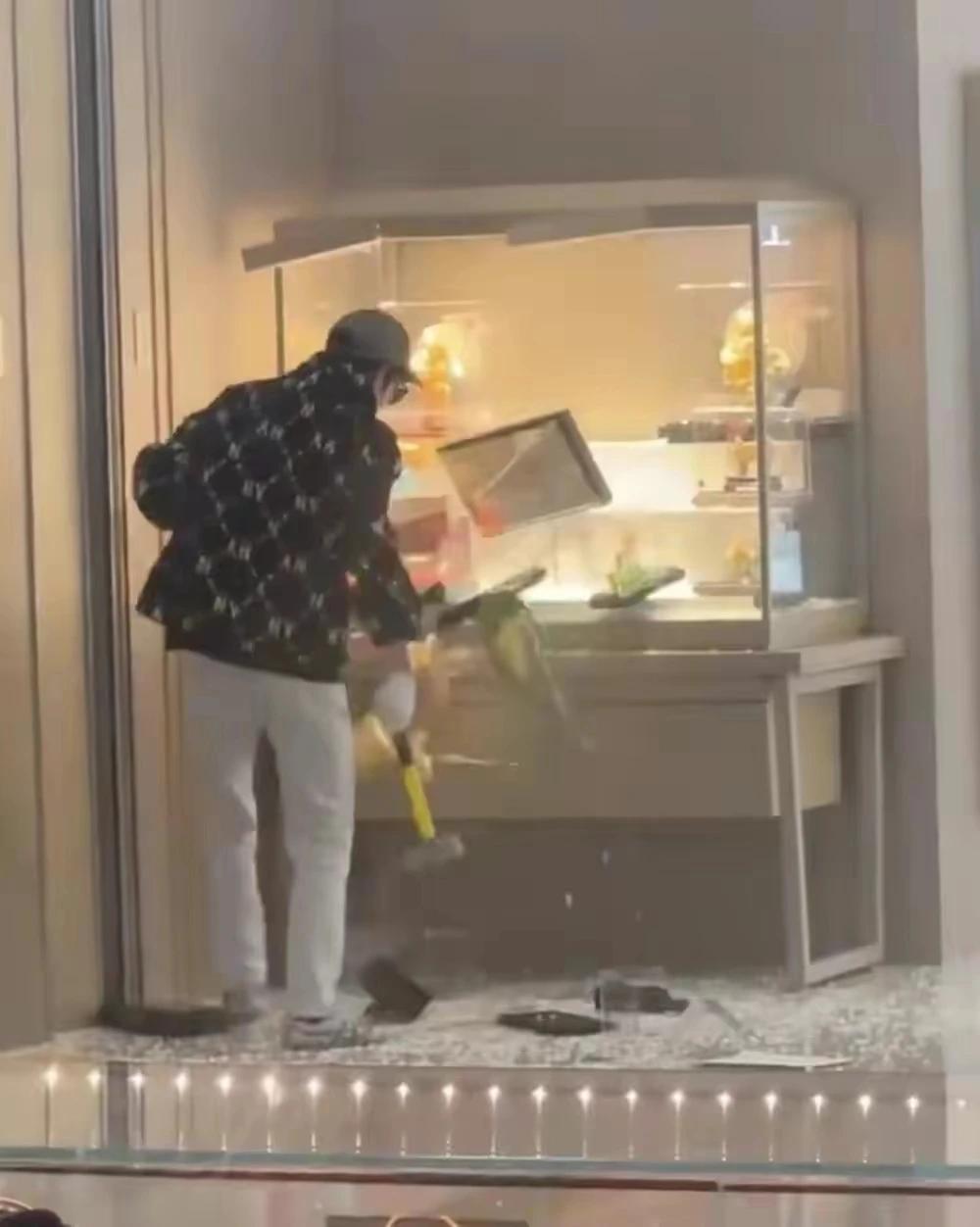 都2024年了，真不敢相信还有人用这种方式抢劫金店，这不是只有警匪片里才能见到的