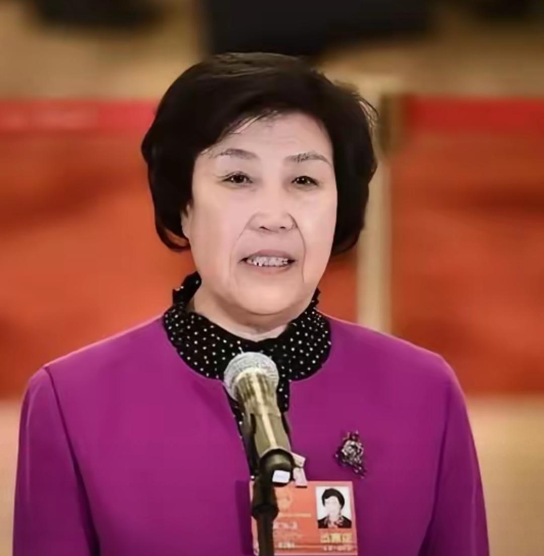 1980年，33岁的 郭凤莲 被叫进大寨党支部办公室。上级来人念了一份调令：免去
