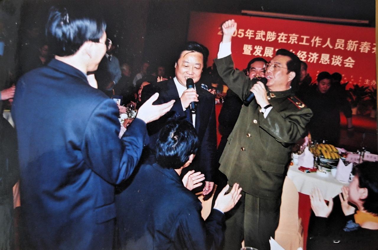 回到家乡千村后，到东邻居合中哥家串门，看到了“2005年河南武陟在京工作人员新春