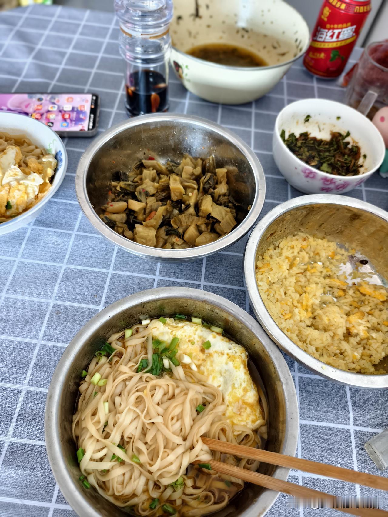 夏日生活打卡记 幸福是什么？幸福就是知己二三，一起干活儿，一起喝酒🍺，就连早饭