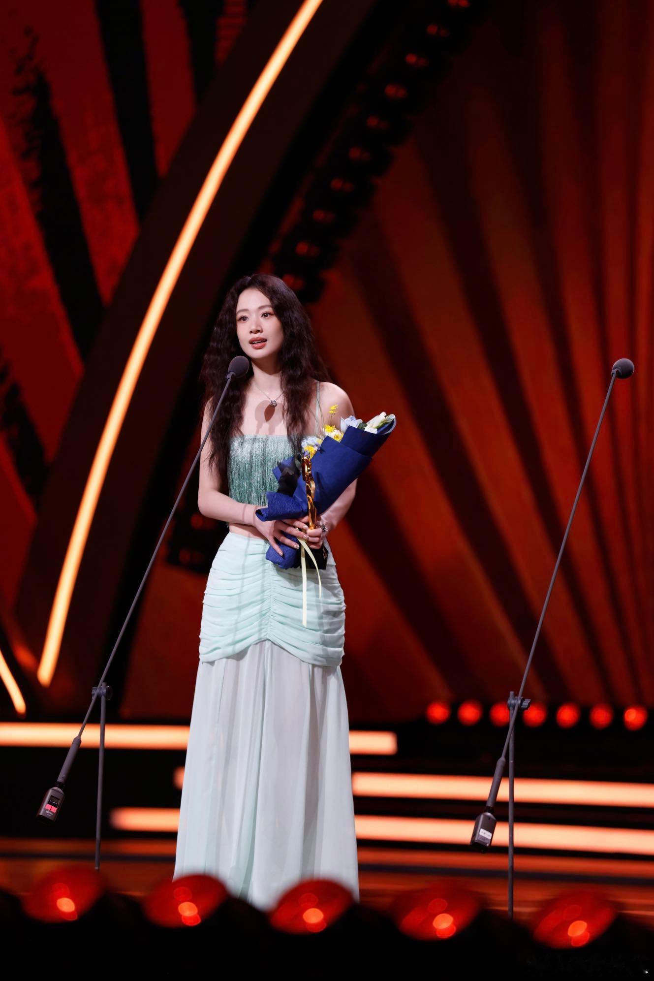 李梦第十一届文荣奖红毯look 看完整场红毯，还是觉得李梦最惊艳！颜值在线，造型