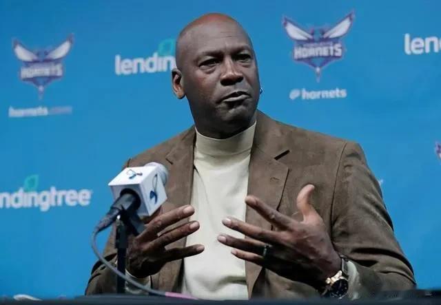 NBA董事会批准乔丹将夏洛特黄蜂出售，估值约30亿美元
2010年买的时候花了2