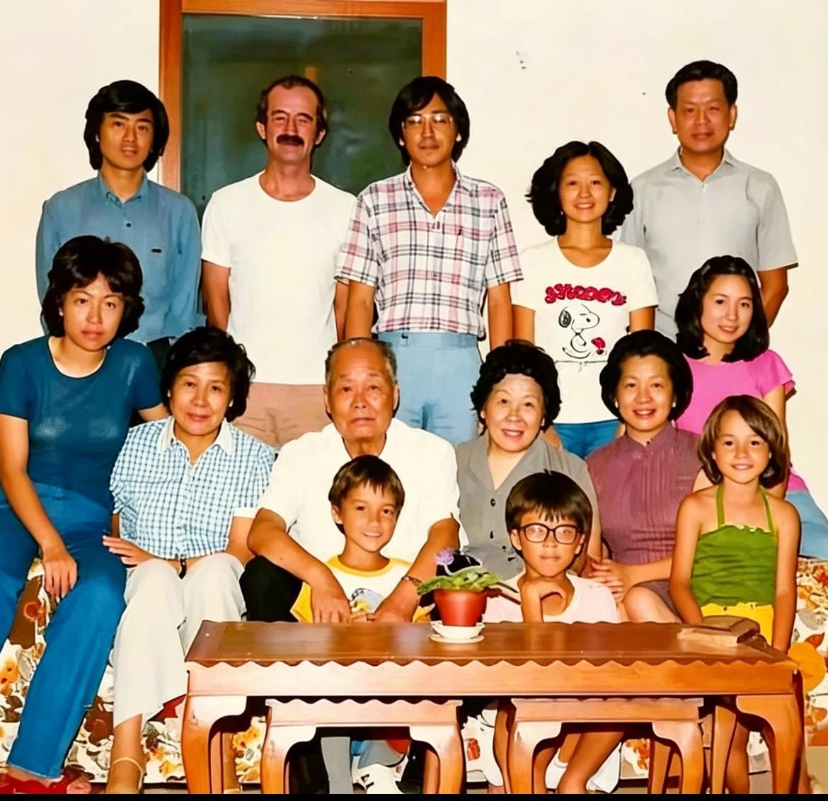 70年代，关麟征将军晚年和家人，一张罕见留影，深居简出，闭门谢客。