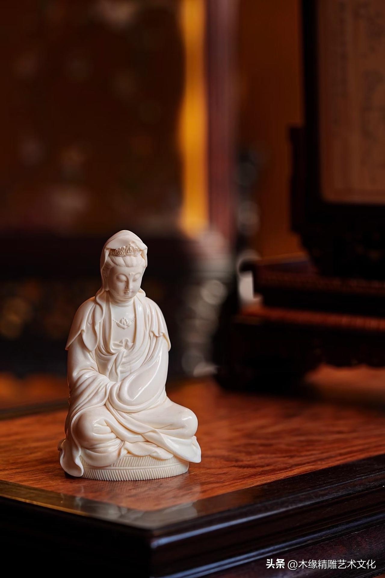 一方牙雕，一份自在。

万年猛犸牙温润如玉，天然流云纹理与细腻刀法相映成趣。观音