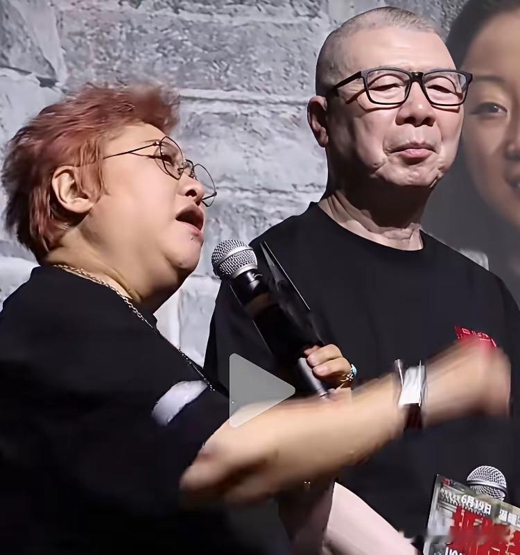 韩红站在冯小刚面前，感觉非常的豪气冲天，比冯小刚的气场要大多了，而且显得也非常的